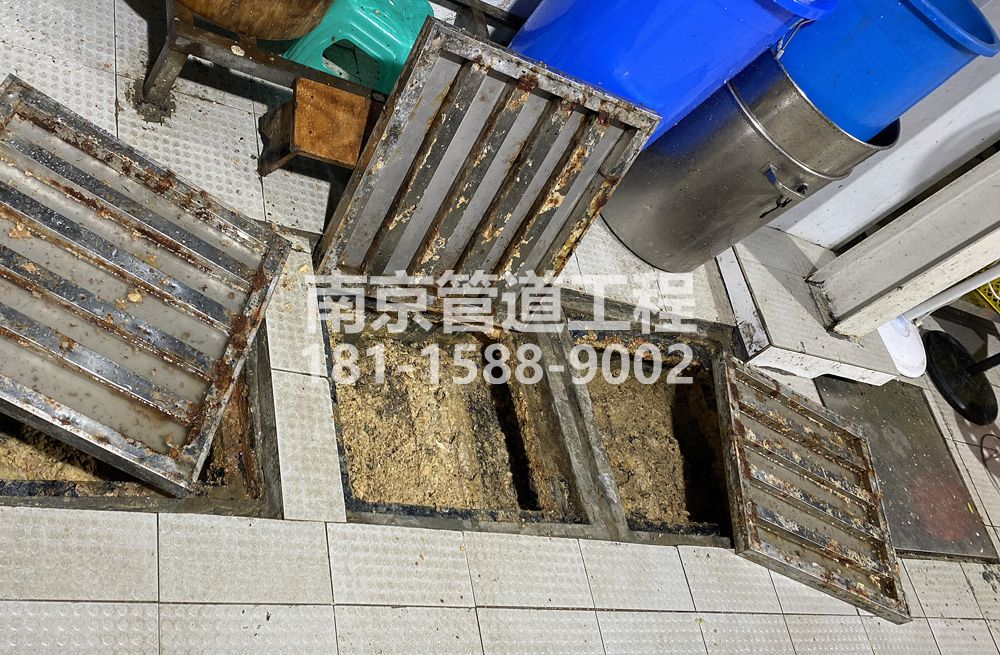 278营苑城管中队食堂隔油池清理